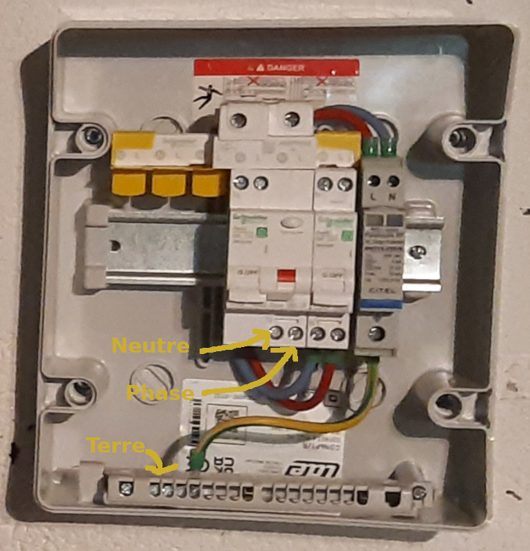Photo montrant le raccordement du câble AC provenant dans l'onduleur au bas de l'interrupteur différentiel du coffret AC