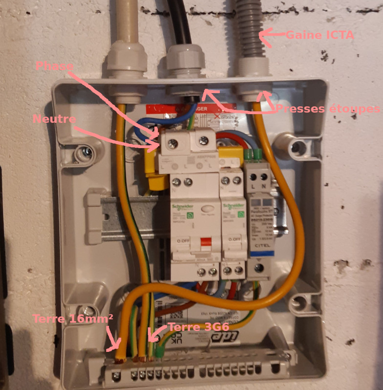 Photo montrant les connexions dans le tableau AC du câble 3G6 sur l'interrupteur sectionneur du coffret AC en haut et du fil de terre 16mm² sur le bornier de terre du coffre AC allant vers le TGBT