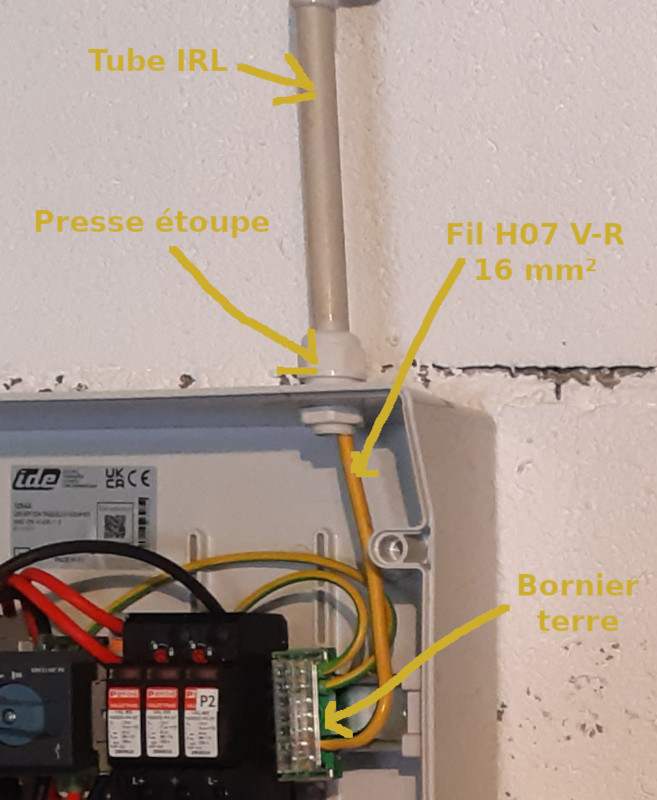 Photo montant la connexion du fil de terre du coffret DC au coffret AC fixé au bornier de terre du coffret DC