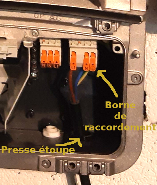 Photo montrant la connexion du câble AC sur la borne de raccordement